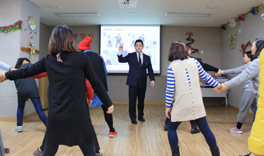 14일 서울 한남동 용산구다문화가족지원센터에서 열린 '범죄예방 호신술 강의'에서 결혼이민여성들이 ADT캡스 경호팀에게 호신술 동작을 배우고 있다.  ADT캡스 제공